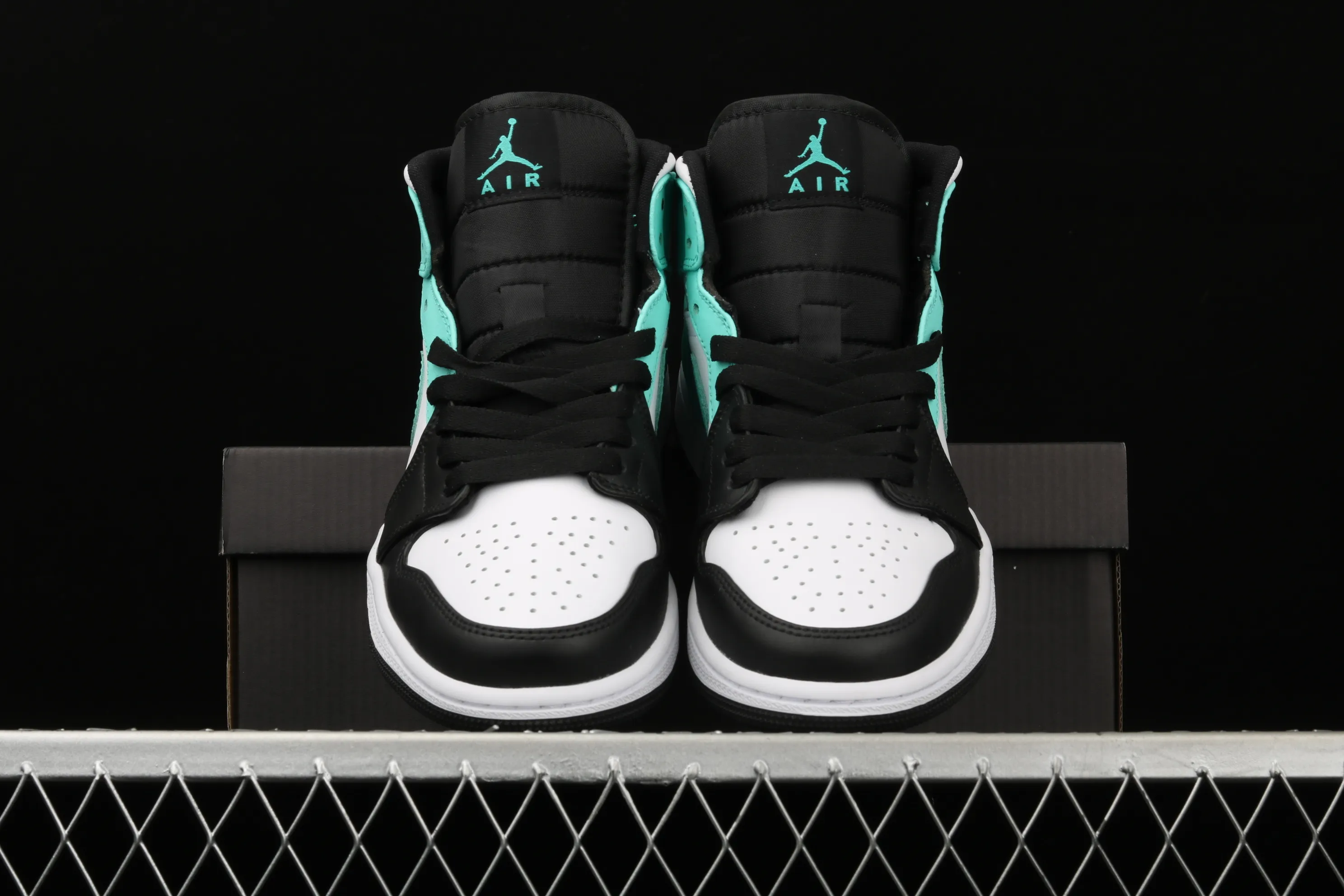 All categories Air Jordan Jordan series basketball shoes Air Jordan 1 Mid Air Jordan 1 Mid AJ1 Joe 1 black and white blue Zhongbang basketball shoes 554724-132